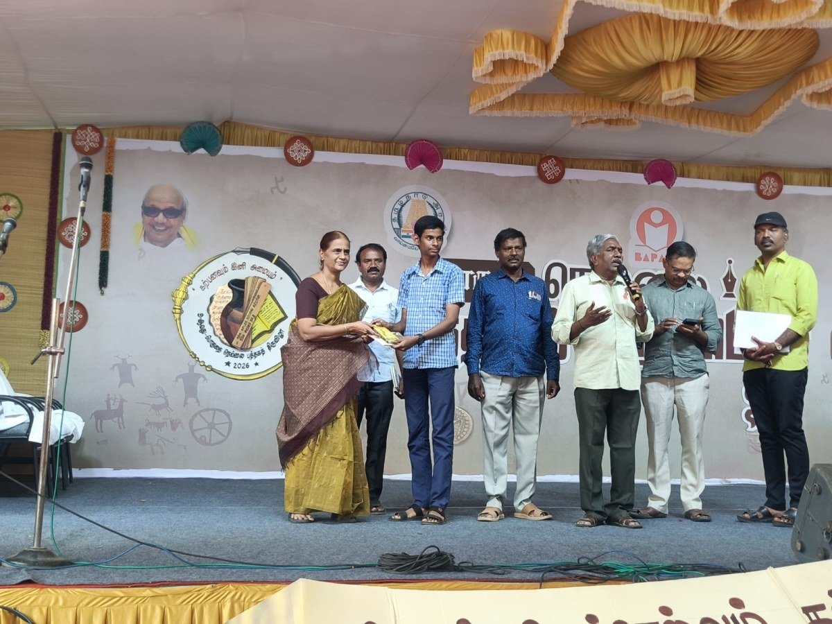 பெருநை புத்தக திருவிழாவில் பள்ளி மாணவர்களுக்கு நூல்கள் பரிசு வழங்கி வாழ்த்துதல்